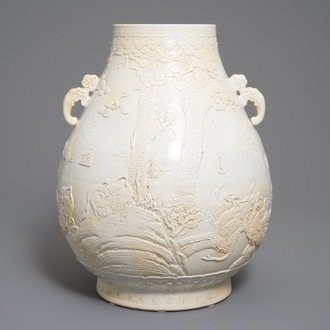 Un vase de forme hu en porcelaine de Chine monochrome, marque de Qianlong, 20ème
