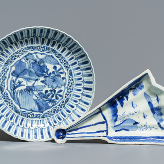 Une coupe éventail de type ko-sometsuke et une assiette de type kraak en porcelaine de Chine bleu et blanc, Wanli/Tianqi