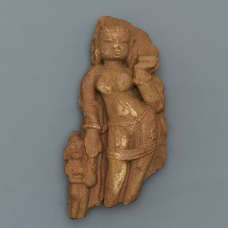 Un fragment d'une Yakshi en grès rouge, Inde, 14ème ou après