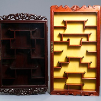 Deux vitrines à suspendre en bois pour tabatières et miniatures, Chine, 20ème