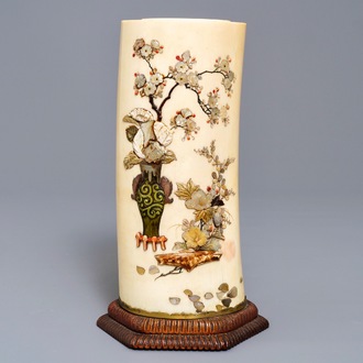 Un pot à pinceaux en ivoire incrusté de Shibayama, Japon, Meiji, 19ème