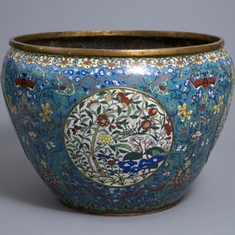 Een uitzonderlijk grote Chinese vissenkom in verguld brons en cloisonné, Jiaqing