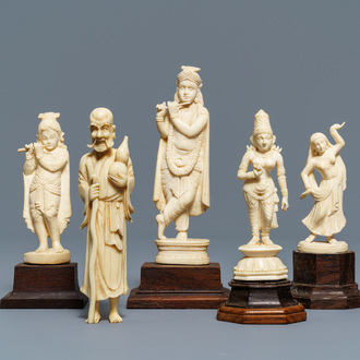 Quatre figures indiennes et une figure chinoise de Li Tieguai en ivoire sculpté, 1ère moitié du 20ème
