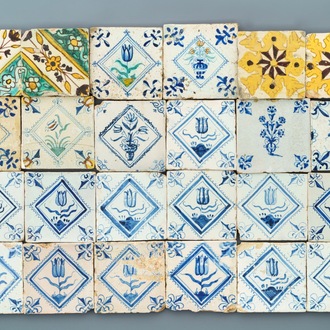 Een gevarieerde collectie blauwwitte en polychrome tegels, Nederland en Spanje, 17e eeuw