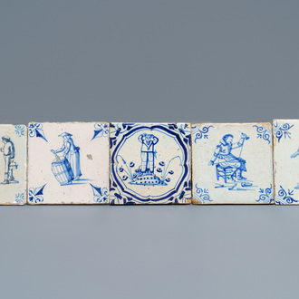 Cinq carreaux en faïence de Delft bleu et blanc à décor de personnages, 17ème