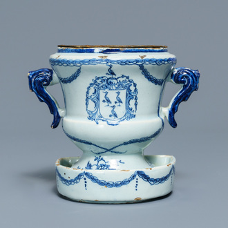 Un petit vase 'campana' armorié sur son support en faïence de Delft bleu et blanc, 18ème
