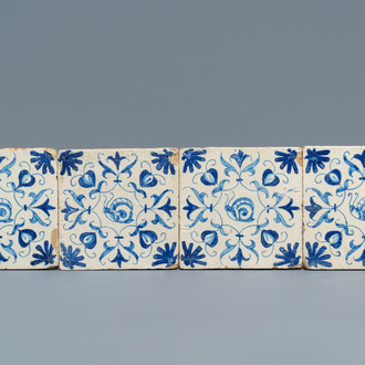 Quatre carreaux en faïence de Delft bleu et blanc à décor d'escargots, 1ère moitié du 17ème