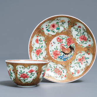 Une tasse et soucoupe en porcelaine de Chine famille rose coquille d'oeuf, Yongzheng