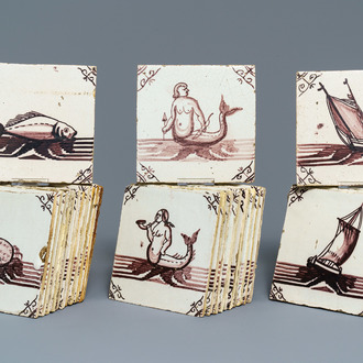 Drieëndertig Delftse mangane tegels met schepen, vissen en zeewezens, 18/19e eeuw