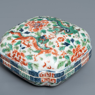 A Chinese wucai 'dragon' box and cover, Wanli mark, 18/19th C.