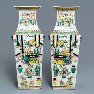 Une paire de vases de forme carré en porcelaine de Chine famille rose, 19ème