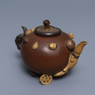 Een Chinese Yixing steengoed theepot met reliëfdecor van vruchten en noten, Shao Er Quan merk, Daoguang