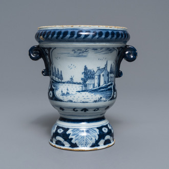 Un pot à fleurs de type 'campana' en faïence de Delft bleu et blanc, 18ème