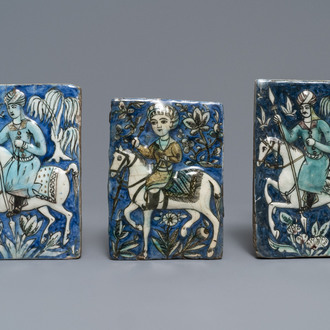 Trois carreaux en céramique de Qajar à décor en relief, Iran, 19ème