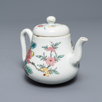 Une théière couverte en porcelaine de Chine famille rose à décor floral, Yongzheng