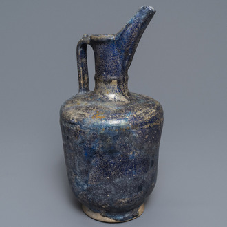Une verseuse en céramique islamique bleu monochrome, Kashan, Iran, 13ème