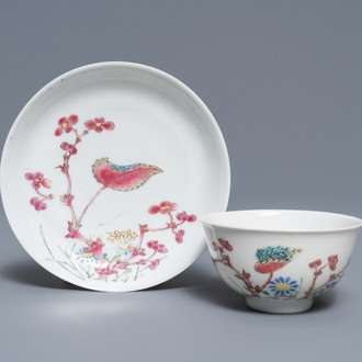 Une tasse et soucoupe en porcelaine de Chine famille rose à décor floral, Yongzheng