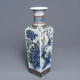 Un vase de forme carré en porcelaine de Chine famille verte, 19ème