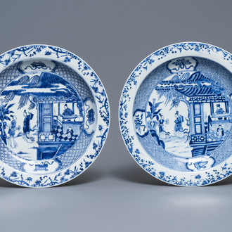 Une paire de plats en porcelaine de Chine bleu et blanc à décor de 'La Romance de la chambre de l'ouest', Yongzheng