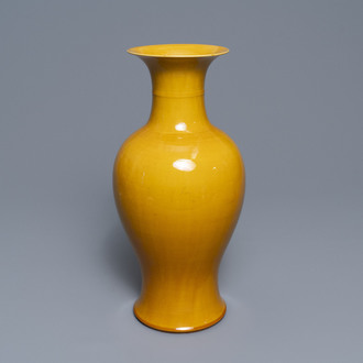 A Chinese monochrome yellow baluster vase, 19/20th C.