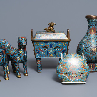 Un vase, un brûle-parfum, un panneau ruyi et une paire de daims en émaux cloisonnés, Chine, 18ème et après