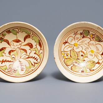 Twee Chinese polychrome Cizhou kommen met floraal decor, Jin/Yuan