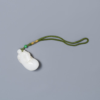 Een Chinese witte jade hanger met een aap op een zak, Qing