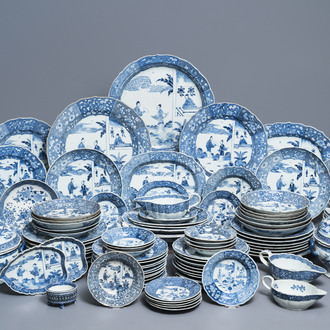 Un service de 119 pièces en porcelaine de Chine bleu et blanc à décor de 'La Romance de la chambre de l'ouest', Qianlong