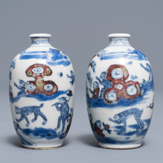 Une paire de tabatières en porcelaine de Chine bleu, blanc et rouge, marque de Yongzheng, 19ème