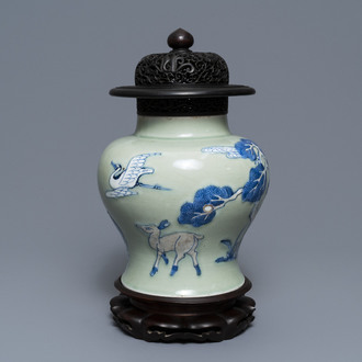 Een Chinese celadon vaas met blauw-wit en onderglazuur rood decor, Kangxi