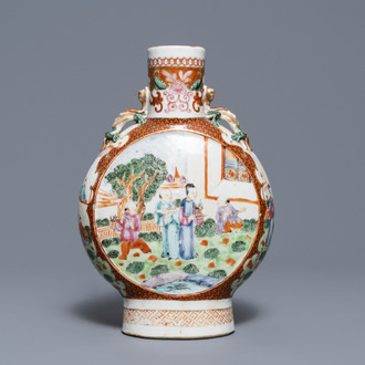 Een Chinese famille rose moonflask vaas met mandarijns decor, Qianlong/Jiaqing