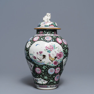 Un vase couvert en porcelaine de Chine famille rose, Yongzheng