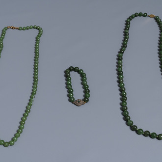 Deux colliers et un bracelet en jade vert épinards, Chine, 20ème