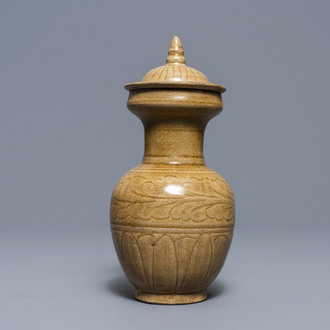 Un vase couvert en grès porcelaineux brun à décor floral incisé, Song