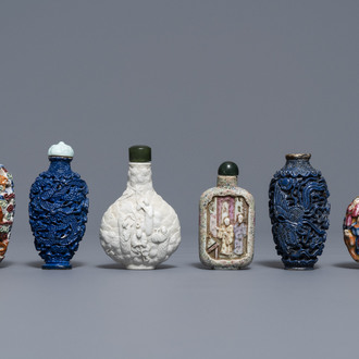 Zes Chinese famille rose, blanc de Chine en faux-lapis lazuli snuifflessen met reliëfdecor, 19/20e eeuw