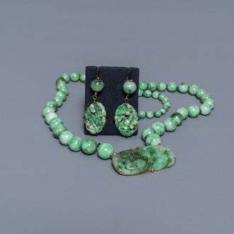 Un collier et une paire de boucles en jade, or et pierres précieuses, Chine, 20ème