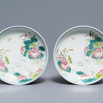 Une paire de coupes en porcelaine de Chine famille rose à décor de grues, marque et époque de Daoguang