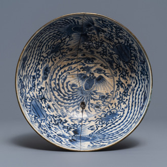 A southern Chinese blue and white Vietnamese market 'Bleu de Hue' 'phoenixes' bowl, 19th C.