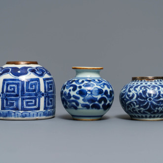 Trois vasques et laves-pinceaux en porcelaine de Chine 'Bleu de Hue' pour le Vietnam, 19ème