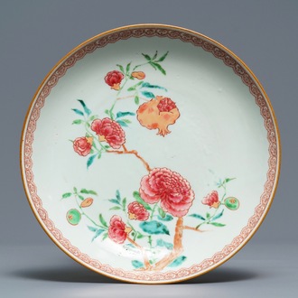 Een Chinees famille rose bord met bloemen en granaatappels, Qianlong