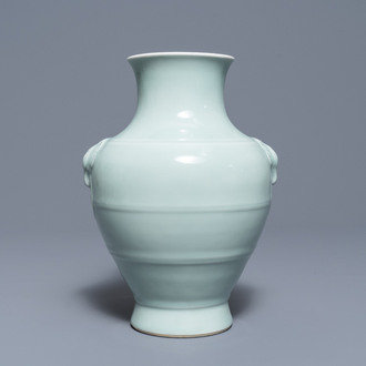 Un vase 'hu' en porcelaine de Chine céladon monochrome, marque de Qianlong, 19/20ème
