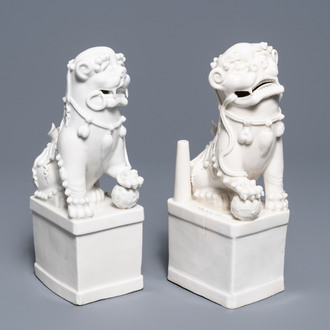 Une grande paire de portes-encense en forme de lions en porcelaine blanc de Chine de Dehua, Kangxi