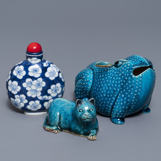 Un crapaud et un chat en porcelaine de Chine turquoise monochrome et une tabatière en bleu et blanc, Kangxi et 19ème