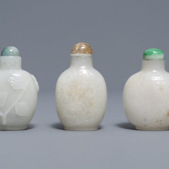 Drie Chinese gestoken witte jade snuifflessen met reliëfdecor, 19/20e eeuw