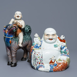 Une figure de Bouddha et une d'un garçon sur un kylin en porcelaine de Chine famille rose, 19ème