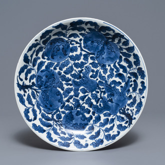 Un plat en porcelaine de Chine bleu et blanc à décor de fruits et feuillages, Kangxi