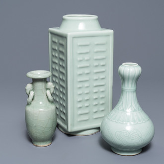 Trois vases en porcelaine de Chine céladon monochrome, marques de Yongzheng et Qianlong, 19/20ème