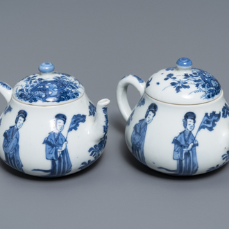 Een paar Chinese blauw-witte theepotten met 'Lange Lijzen', 'Qing Yu Tang Zhi' merk, Kangxi