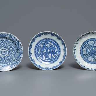 Trois assiettes en porcelaine de Chine bleu et blanc de type kraak, Wanli