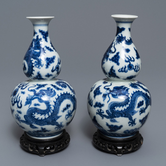 Une paire de vases de forme double gourde en porcelaine de Chine bleu et blanc, marque de Qianlong, 19ème